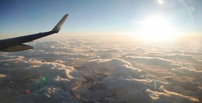 Видео для бэкграунда, полет на самолете над облаками